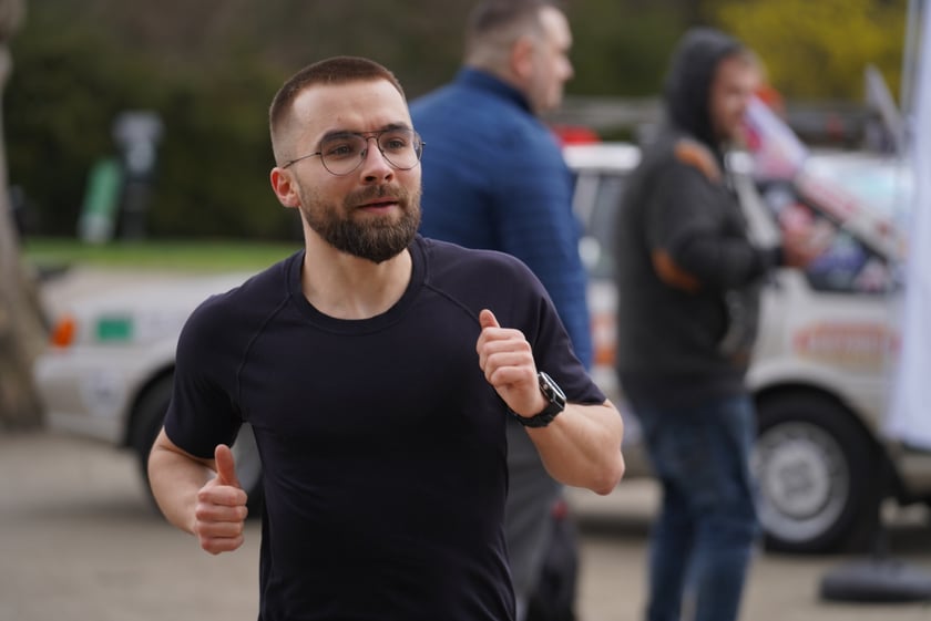 Uczestnicy ?Urodzinowego, charytatywnego biegu i marszu nordic walking dla Lenki? w parku Południowym