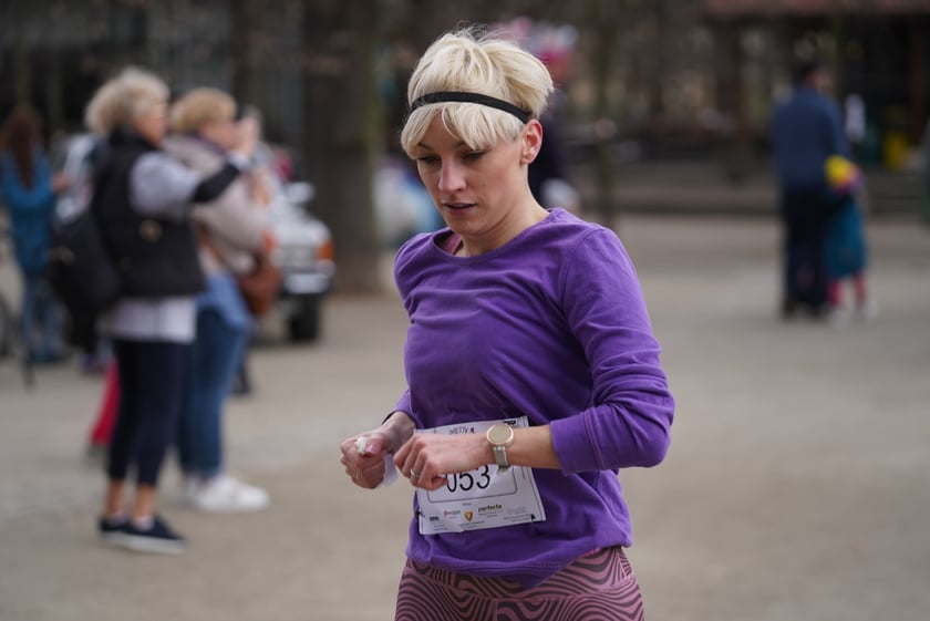 Uczestnicy ?Urodzinowego, charytatywnego biegu i marszu nordic walking dla Lenki? w parku Południowym