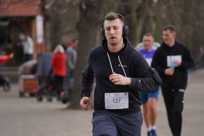Uczestnicy ?Urodzinowego, charytatywnego biegu i marszu nordic walking dla Lenki? w parku Południowym