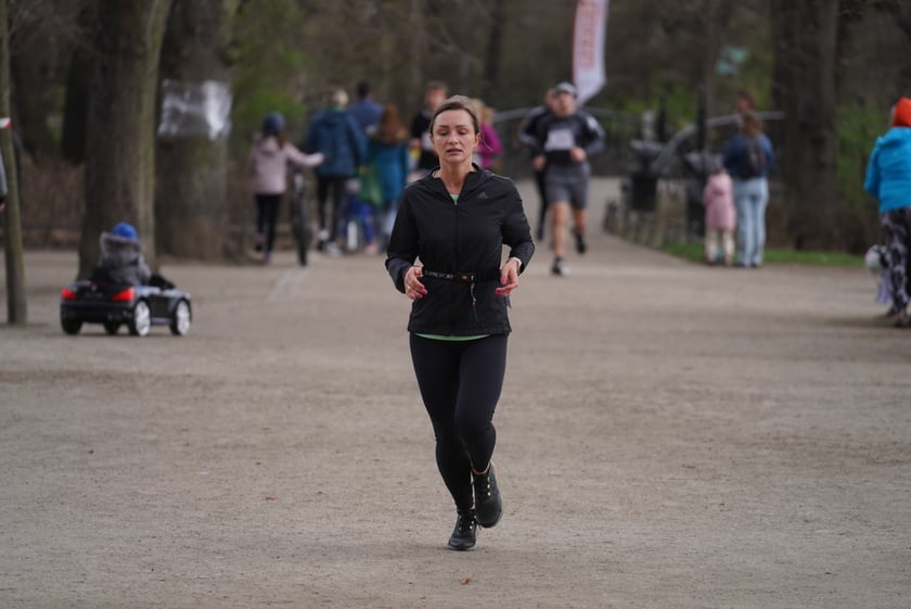 Uczestnicy ?Urodzinowego, charytatywnego biegu i marszu nordic walking dla Lenki? w parku Południowym