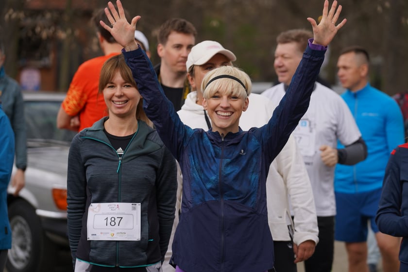 Uczestnicy ?Urodzinowego, charytatywnego biegu i marszu nordic walking dla Lenki? w parku Południowym