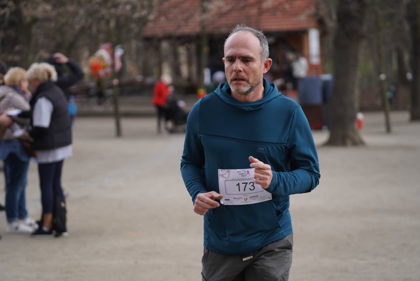 Uczestnicy ?Urodzinowego, charytatywnego biegu i marszu nordic walking dla Lenki? w parku Południowym