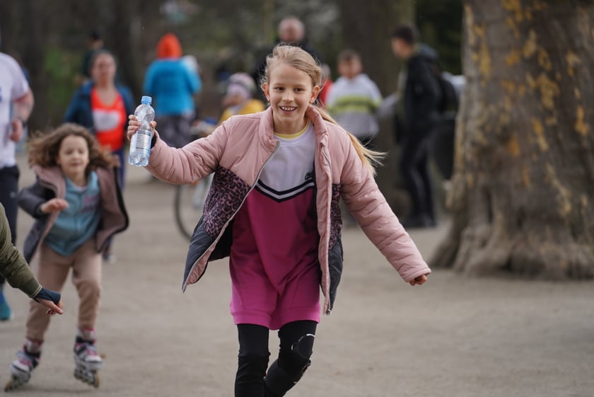 Uczestnicy ?Urodzinowego, charytatywnego biegu i marszu nordic walking dla Lenki? w parku Południowym