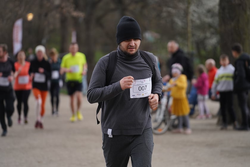 Uczestnicy ?Urodzinowego, charytatywnego biegu i marszu nordic walking dla Lenki? w parku Południowym