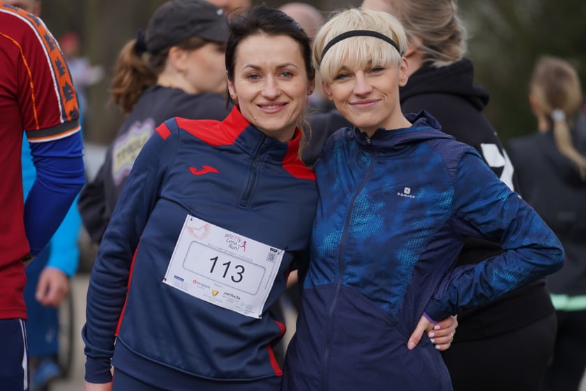 Uczestnicy ?Urodzinowego, charytatywnego biegu i marszu nordic walking dla Lenki? w parku Południowym