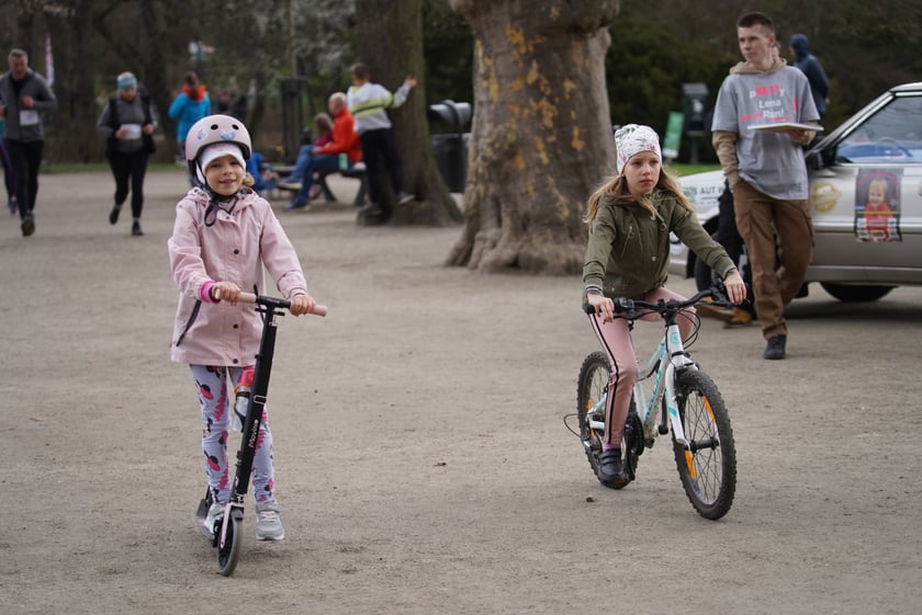Uczestnicy ?Urodzinowego, charytatywnego biegu i marszu nordic walking dla Lenki? w parku Południowym