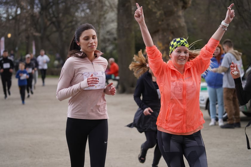 Uczestnicy ?Urodzinowego, charytatywnego biegu i marszu nordic walking dla Lenki? w parku Południowym