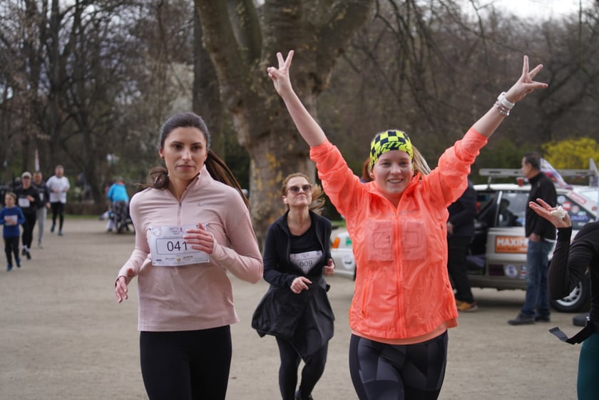 Uczestnicy ?Urodzinowego, charytatywnego biegu i marszu nordic walking dla Lenki? w parku Południowym