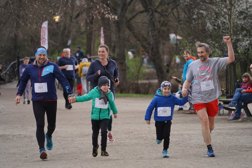 Uczestnicy ?Urodzinowego, charytatywnego biegu i marszu nordic walking dla Lenki? w parku Południowym