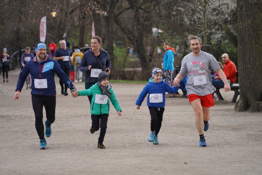 Uczestnicy ?Urodzinowego, charytatywnego biegu i marszu nordic walking dla Lenki? w parku Południowym