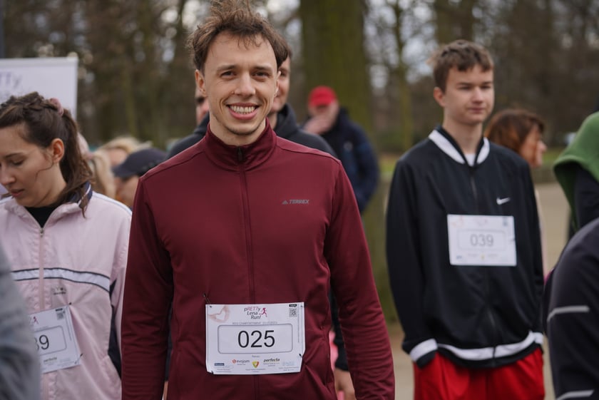Uczestnicy ?Urodzinowego, charytatywnego biegu i marszu nordic walking dla Lenki? w parku Południowym