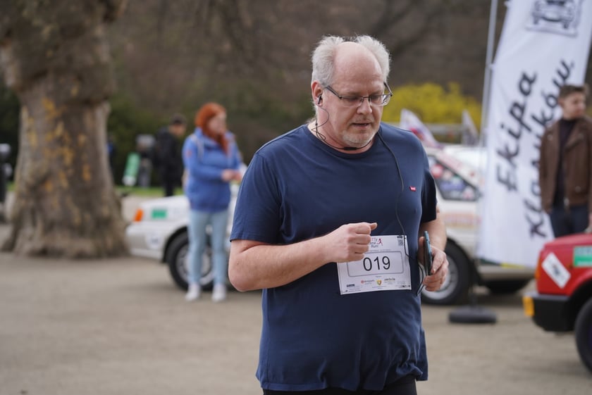 Uczestnicy ?Urodzinowego, charytatywnego biegu i marszu nordic walking dla Lenki? w parku Południowym