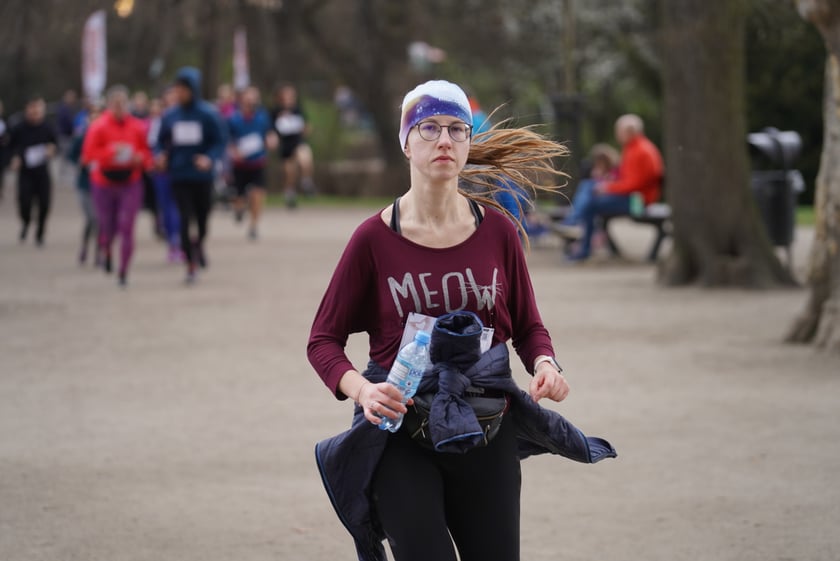 Uczestnicy ?Urodzinowego, charytatywnego biegu i marszu nordic walking dla Lenki? w parku Południowym