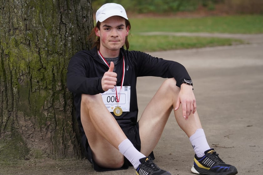 Uczestnicy ?Urodzinowego, charytatywnego biegu i marszu nordic walking dla Lenki? w parku Południowym