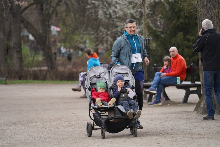 Uczestnicy ?Urodzinowego, charytatywnego biegu i marszu nordic walking dla Lenki? w parku Południowym