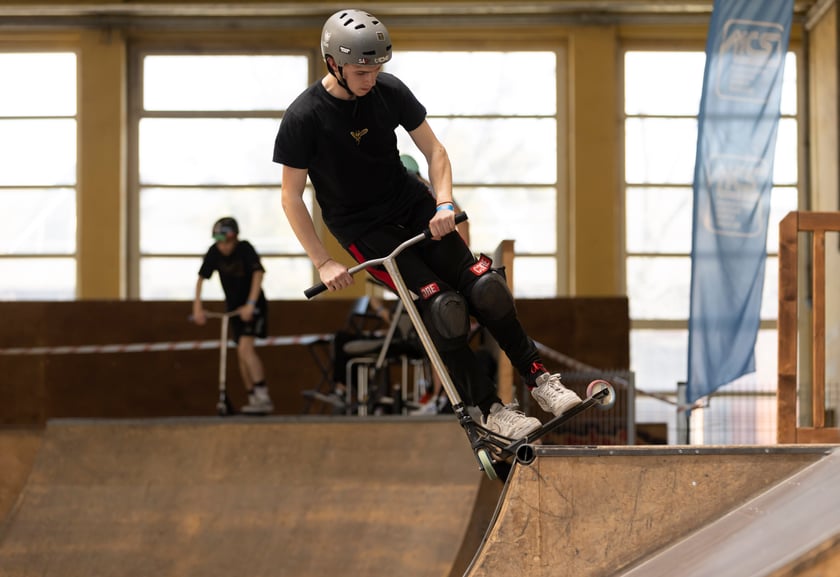 Zawody MC Scoot Dżem w wyczynowej jeździe na hulajnodze odbyły się w Centrum Sportów Ekstremalnych przy ul. Legnickiej 65