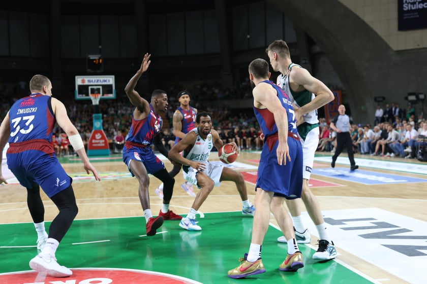 Jeremiah Martin pilnowany przez Zaca Cuthbertsona