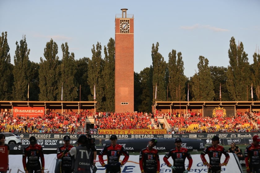 Kobiety, mężczyźni i dzieci na meczu żużlowym Betard Sparta Wrocław vs. Fogo Unia Leszno, 20 sierpnia.