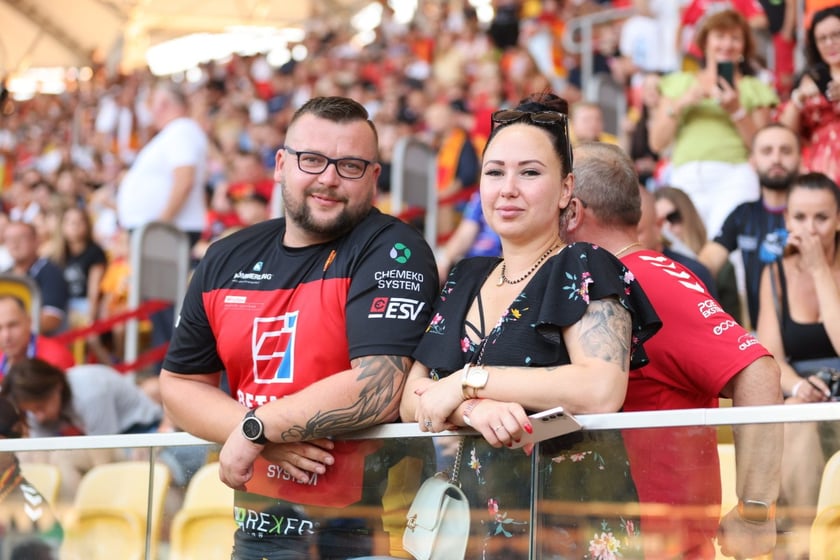 Kobiety, mężczyźni i dzieci na meczu żużlowym Betard Sparta Wrocław vs. Fogo Unia Leszno, 20 sierpnia.