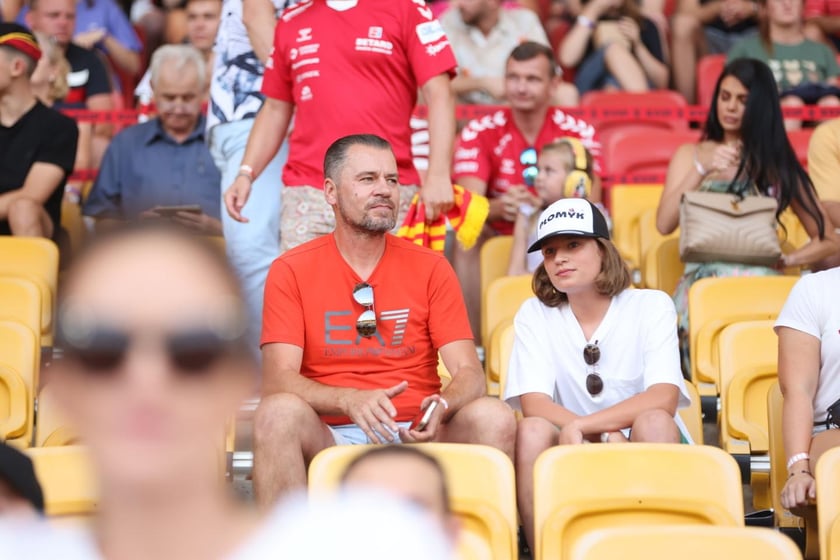 Kobiety, mężczyźni i dzieci na meczu żużlowym Betard Sparta Wrocław vs. Fogo Unia Leszno, 20 sierpnia.