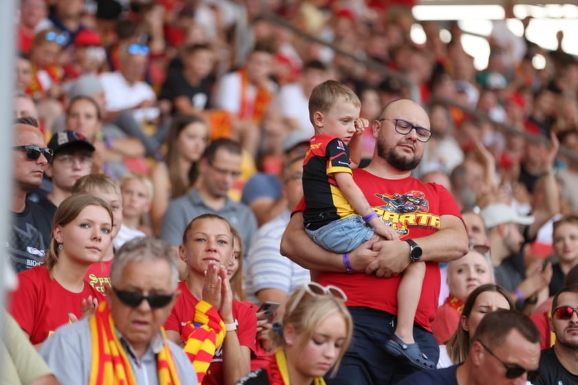 Kobiety, mężczyźni i dzieci na meczu żużlowym Betard Sparta Wrocław vs. Fogo Unia Leszno, 20 sierpnia.