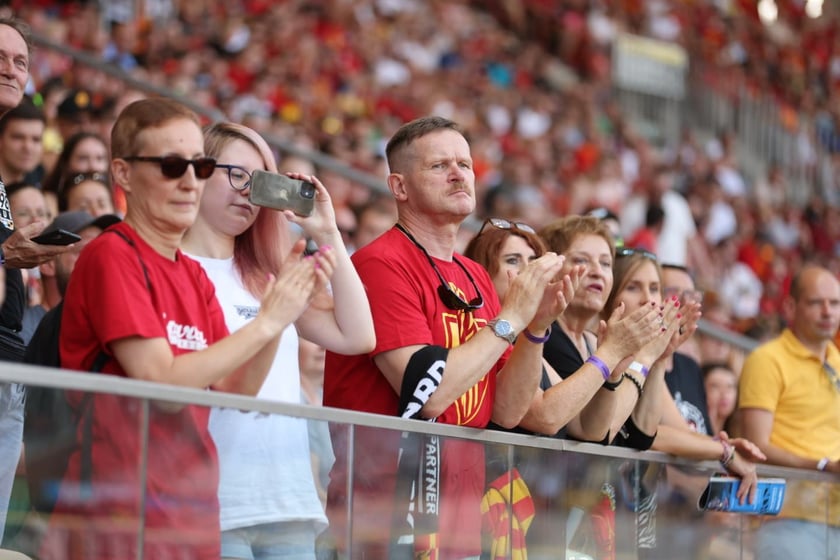 Kobiety, mężczyźni i dzieci na meczu żużlowym Betard Sparta Wrocław vs. Fogo Unia Leszno, 20 sierpnia.