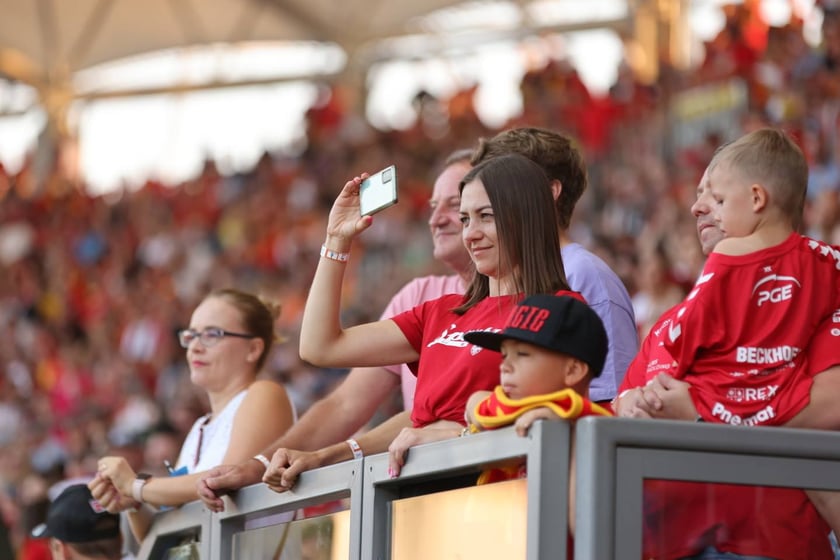 Kobiety, mężczyźni i dzieci na meczu żużlowym Betard Sparta Wrocław vs. Fogo Unia Leszno, 20 sierpnia.