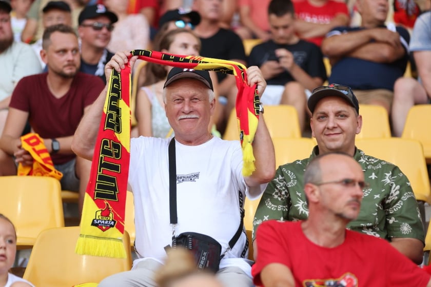 Kobiety, mężczyźni i dzieci na meczu żużlowym Betard Sparta Wrocław vs. Fogo Unia Leszno, 20 sierpnia.