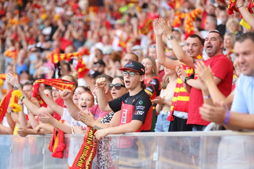 Kobiety, mężczyźni i dzieci na meczu żużlowym Betard Sparta Wrocław vs. Fogo Unia Leszno, 20 sierpnia.