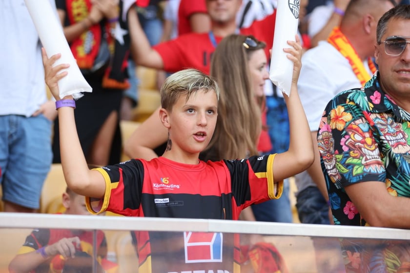 Kobiety, mężczyźni i dzieci na meczu żużlowym Betard Sparta Wrocław vs. Fogo Unia Leszno, 20 sierpnia.