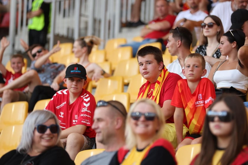 Kobiety, mężczyźni i dzieci na meczu żużlowym Betard Sparta Wrocław vs. Fogo Unia Leszno, 20 sierpnia.