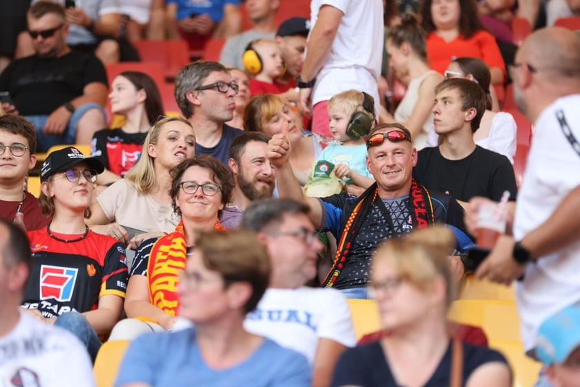 Kobiety, mężczyźni i dzieci na meczu żużlowym Betard Sparta Wrocław vs. Fogo Unia Leszno, 20 sierpnia.
