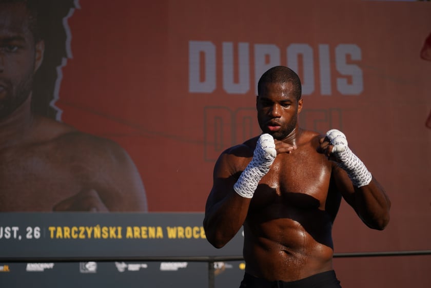 Oleksandr Usyk i Daniel Dubois podczas treningu na placu Wolności we Wrocławiu. Mistrzowska walka i wielka bokserska gala już w sobotę na Tarczyński Arena