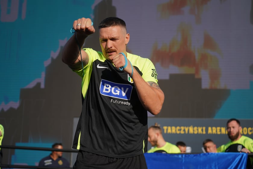 Oleksandr Usyk i Daniel Dubois podczas treningu na placu Wolności we Wrocławiu. Mistrzowska walka i wielka bokserska gala już w sobotę na Tarczyński Arena