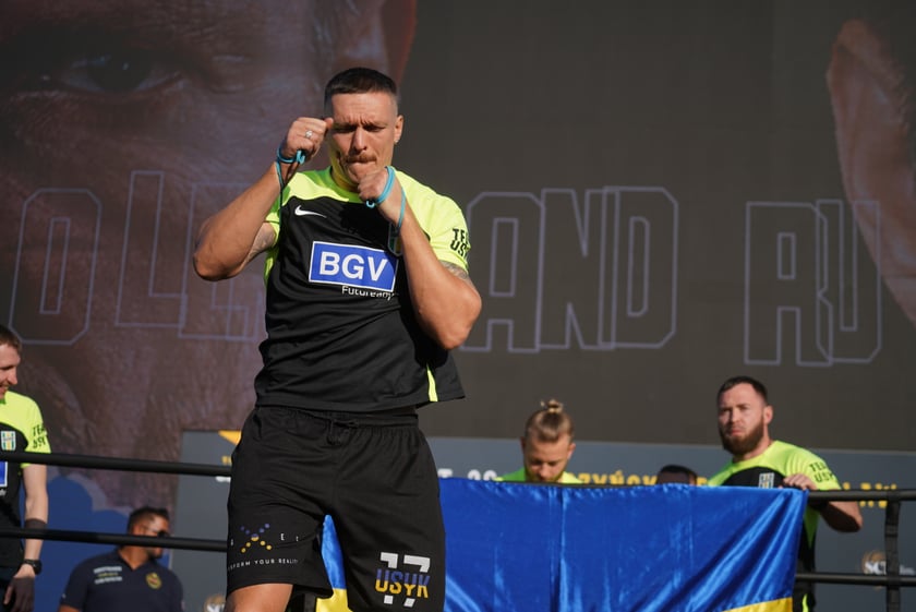Oleksandr Usyk i Daniel Dubois podczas treningu na placu Wolności we Wrocławiu. Mistrzowska walka i wielka bokserska gala już w sobotę na Tarczyński Arena