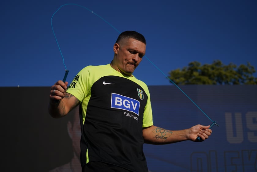 Oleksandr Usyk i Daniel Dubois podczas treningu na placu Wolności we Wrocławiu. Mistrzowska walka i wielka bokserska gala już w sobotę na Tarczyński Arena