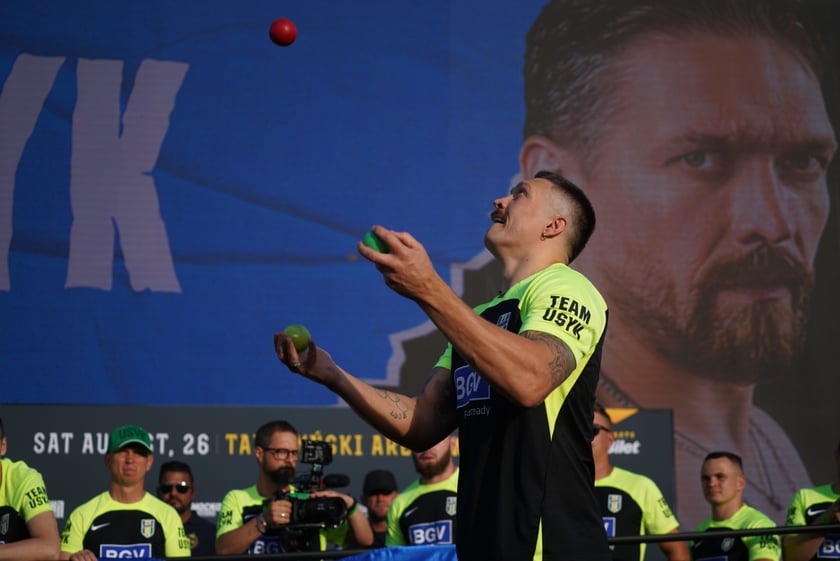 Oleksandr Usyk i Daniel Dubois podczas treningu na placu Wolności we Wrocławiu. Mistrzowska walka i wielka bokserska gala już w sobotę na Tarczyński Arena
