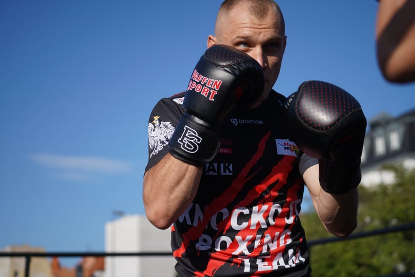 Oleksandr Usyk i Daniel Dubois podczas treningu na placu Wolności we Wrocławiu. Mistrzowska walka i wielka bokserska gala już w sobotę na Tarczyński Arena