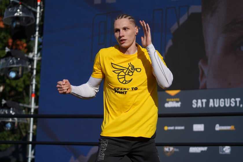 Oleksandr Usyk i Daniel Dubois podczas treningu na placu Wolności we Wrocławiu. Mistrzowska walka i wielka bokserska gala już w sobotę na Tarczyński Arena
