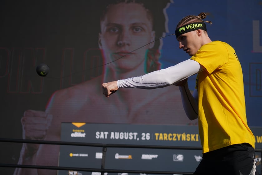 Oleksandr Usyk i Daniel Dubois podczas treningu na placu Wolności we Wrocławiu. Mistrzowska walka i wielka bokserska gala już w sobotę na Tarczyński Arena