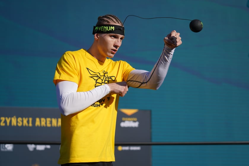 Oleksandr Usyk i Daniel Dubois podczas treningu na placu Wolności we Wrocławiu. Mistrzowska walka i wielka bokserska gala już w sobotę na Tarczyński Arena