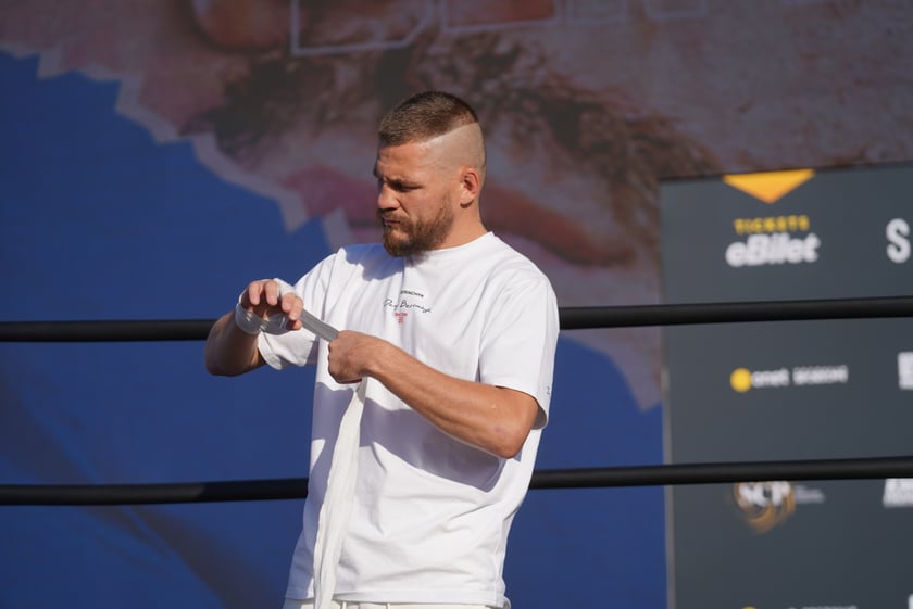 Oleksandr Usyk i Daniel Dubois podczas treningu na placu Wolności we Wrocławiu. Mistrzowska walka i wielka bokserska gala już w sobotę na Tarczyński Arena