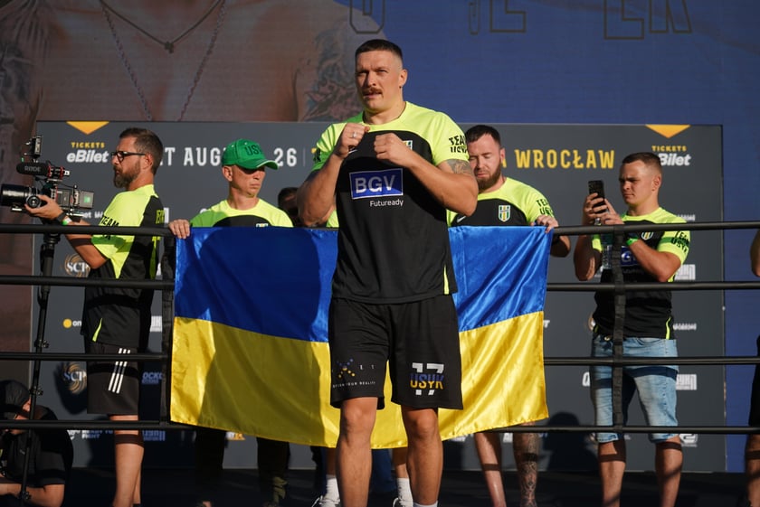 Oleksandr Usyk i Daniel Dubois podczas treningu na placu Wolności we Wrocławiu. Mistrzowska walka i wielka bokserska gala już w sobotę na Tarczyński Arena