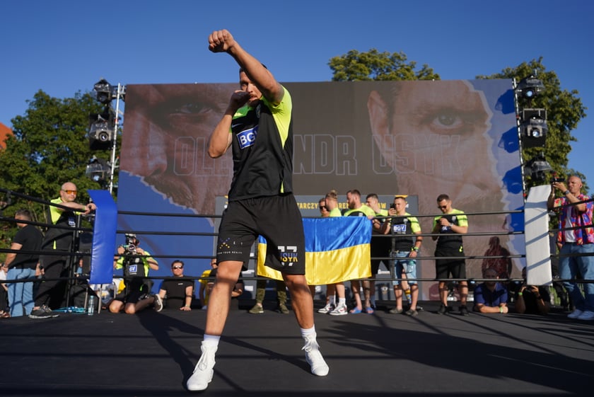 Oleksandr Usyk i Daniel Dubois podczas treningu na placu Wolności we Wrocławiu. Mistrzowska walka i wielka bokserska gala już w sobotę na Tarczyński Arena