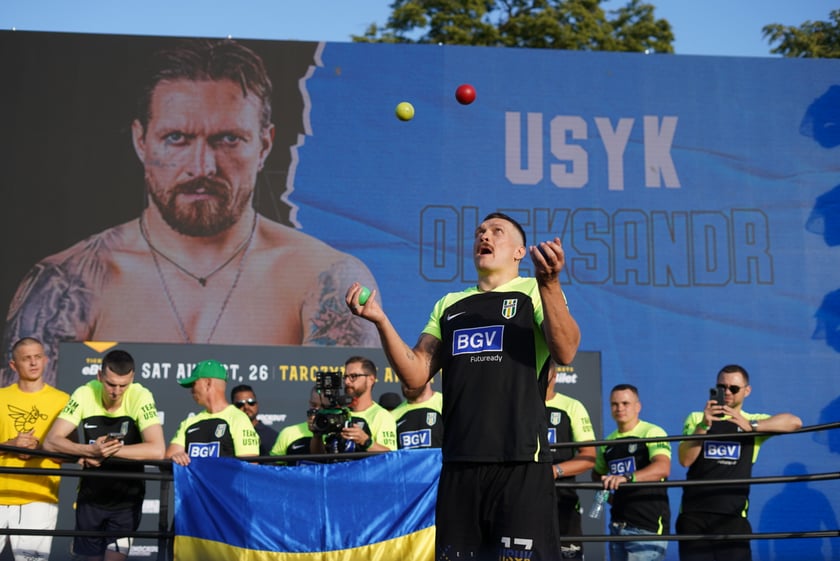 Oleksandr Usyk i Daniel Dubois podczas treningu na placu Wolności we Wrocławiu. Mistrzowska walka i wielka bokserska gala już w sobotę na Tarczyński Arena