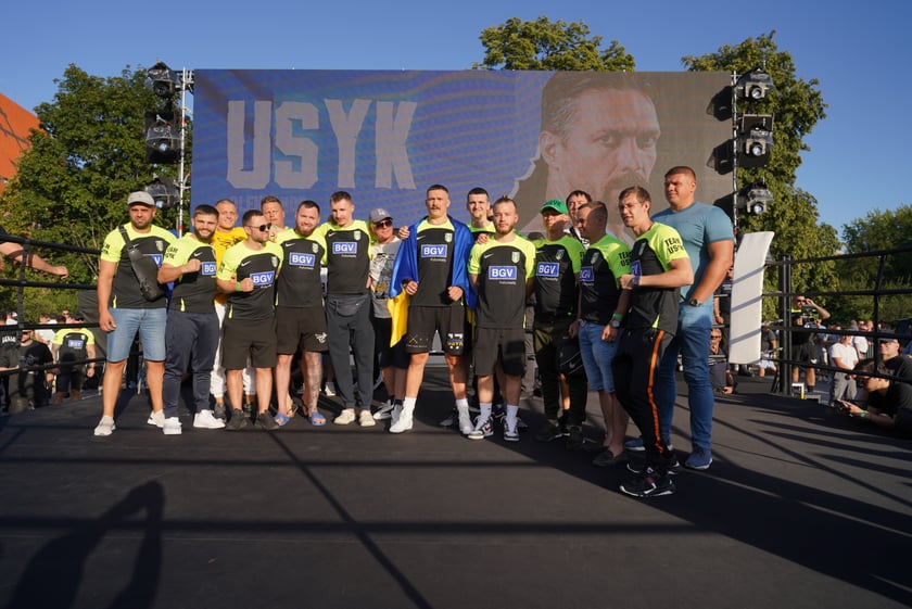 Oleksandr Usyk i Daniel Dubois podczas treningu na placu Wolności we Wrocławiu. Mistrzowska walka i wielka bokserska gala już w sobotę na Tarczyński Arena