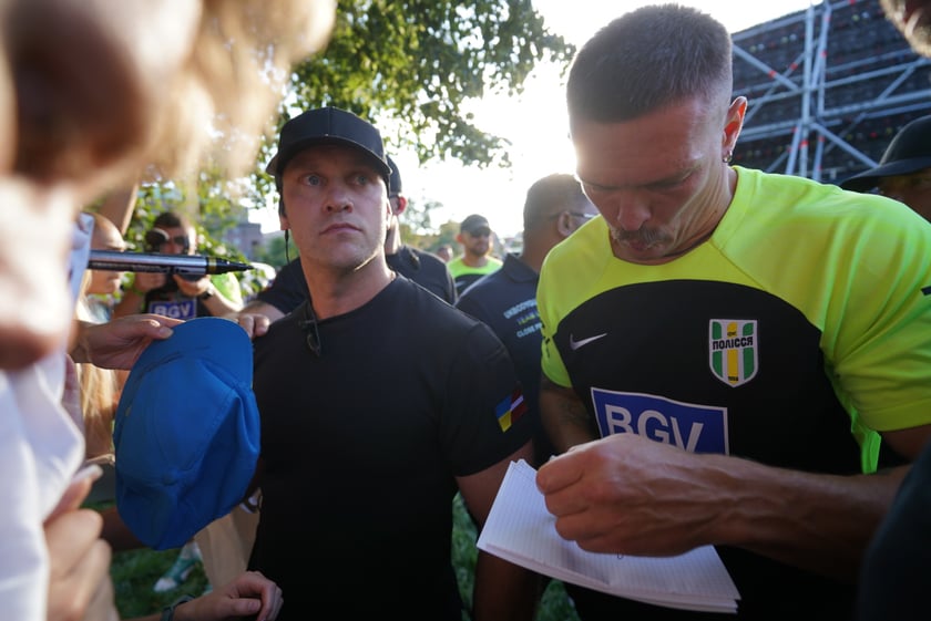 Oleksandr Usyk i Daniel Dubois podczas treningu na placu Wolności we Wrocławiu. Mistrzowska walka i wielka bokserska gala już w sobotę na Tarczyński Arena