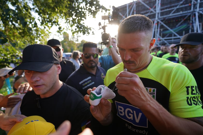 Oleksandr Usyk i Daniel Dubois podczas treningu na placu Wolności we Wrocławiu. Mistrzowska walka i wielka bokserska gala już w sobotę na Tarczyński Arena