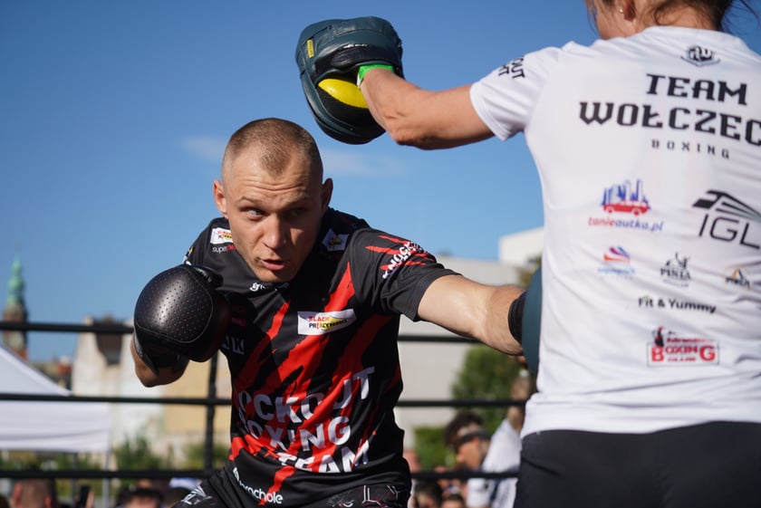 Oleksandr Usyk i Daniel Dubois podczas treningu na placu Wolności we Wrocławiu. Mistrzowska walka i wielka bokserska gala już w sobotę na Tarczyński Arena