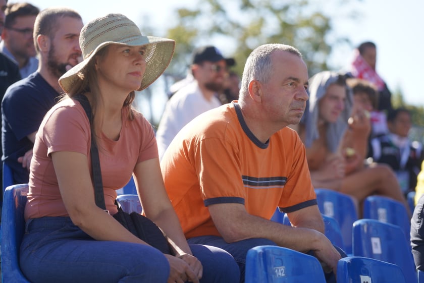 Reprezentantka Francji oddaje strzał na bramkę Polek